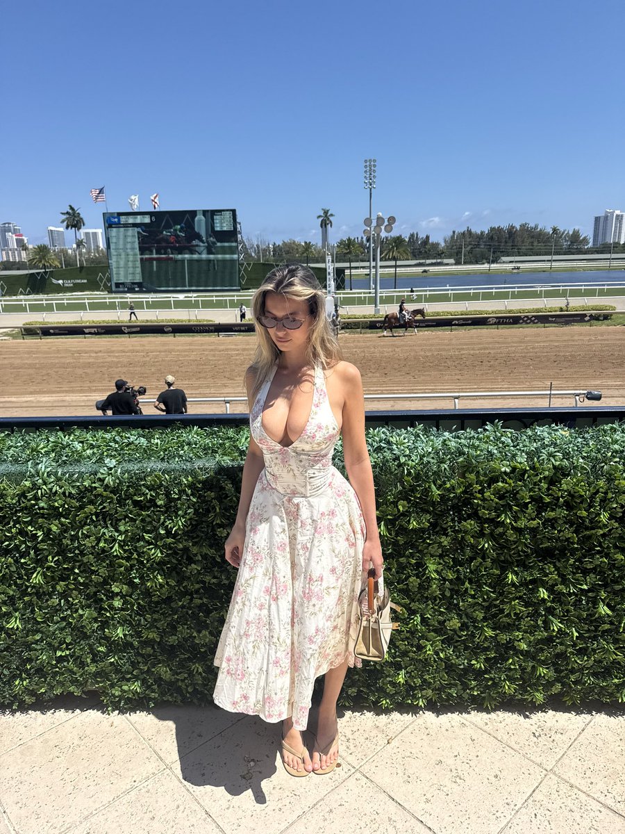 graceboor's tweet photo. Hiii 🐎 https://t.co/rzr5Hgtp0b