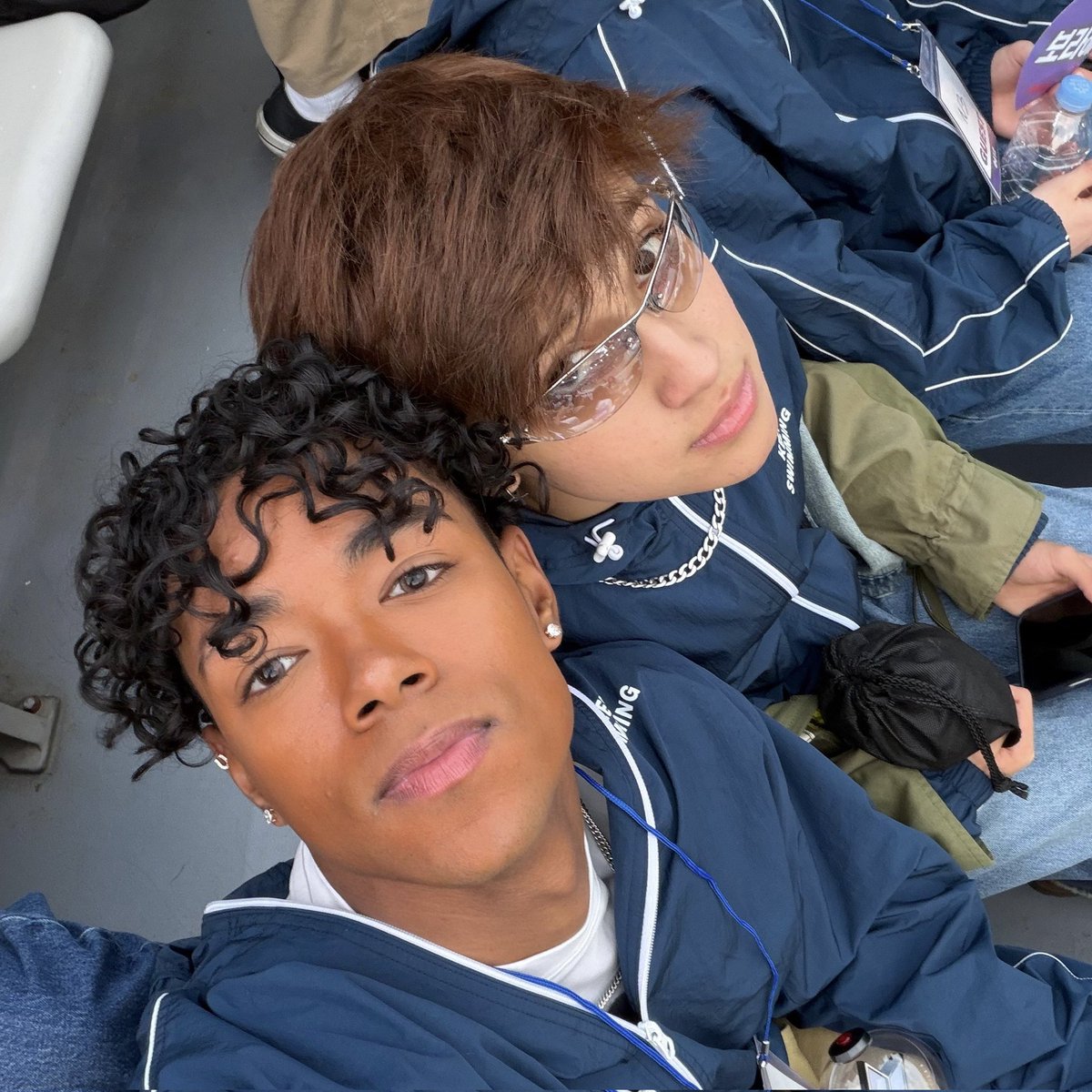 Se essa pele e esses cachos fossem moldados a mão por um artista ainda não seria tão perfeitos 🤌✨ (cadelei agr)