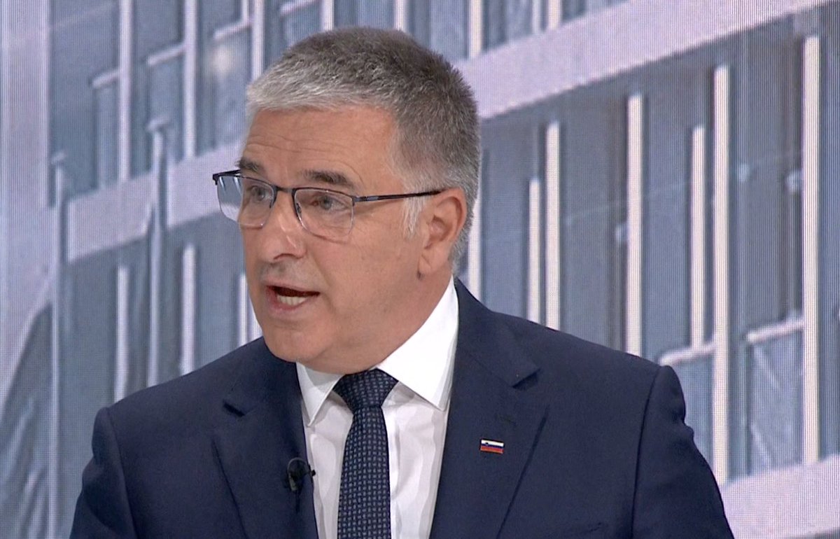 Johanca_4me's tweet image. ... eno vprašanje... Lotrič govori o vitki državi in rezanju ministrstev... ok, odrezali bodo like 5 ministrstev... a bodo te ljudi dali na cesto? ... ker vitka država je manj fikusov... če jaz prav razumem...