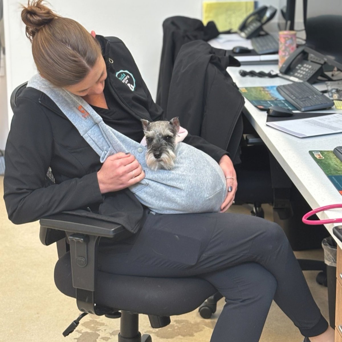 budavetcare's tweet image. Technician Caiti gives a patient some TLC during a recent visit. ❤️

#WeLovePets #TLC #PuppyLove #BudaVetCare #TechLife #DrOdvm #TeamBVC #VetMed #VetCare