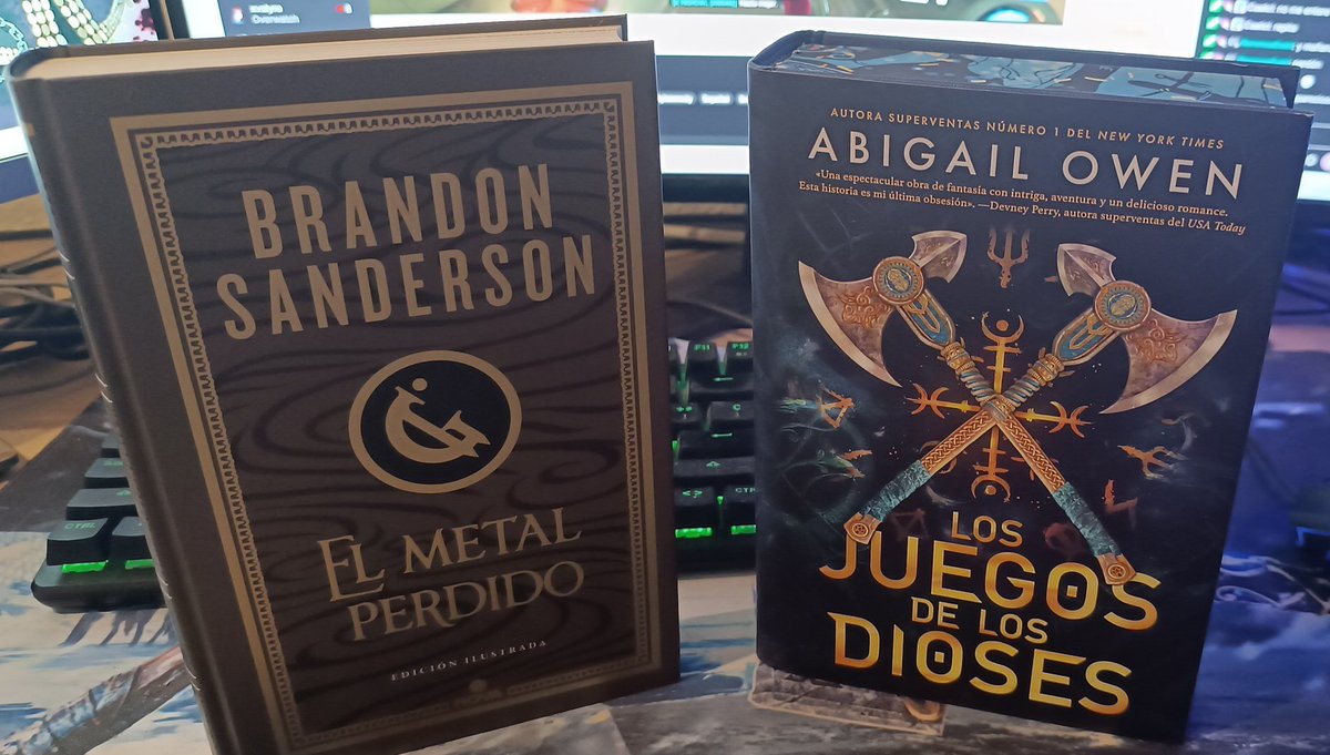 Zekikuma's tweet photo. Compritas (izquierda) y regalos (derecha) por el dia del libro!! Gracias a la guapa de @WhisperOfCalci 💙💜 https://t.co/D1f4zJsBGy