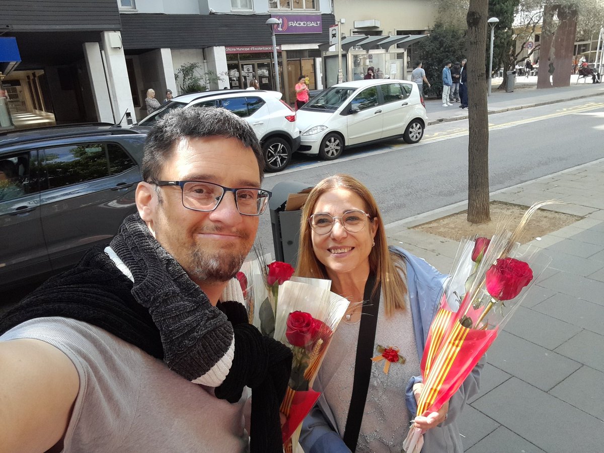 julipintor3's tweet photo. Avui celebrant la Diada de Sant Jordi, amb bona gent a Salt.

Hoy celebrando la Diada de Sant Jordi, con buena gente en Salt. https://t.co/E40nTTKjv2