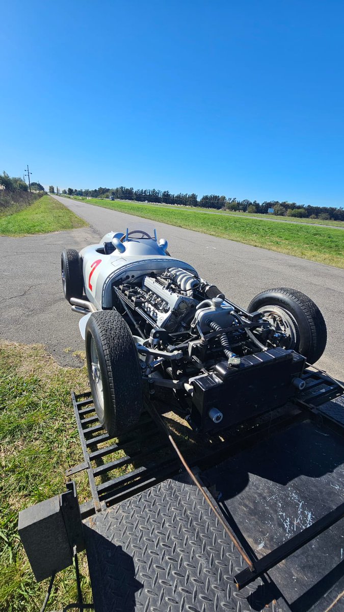 autoblogar's tweet image. #EstoPasaAhora
🔹Parque Industrial Flandria (BsAs): Primeros ensayos con el "Flecha de Plata W196 Roadster", que manejará este domingo Franco Colapinto en el Roadshow.
🔹Es la réplica nacional del Mercedes-Benz que Fangio manejara en la Fórmula 1.
🔹Historia de una artesanía