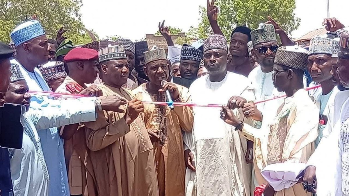 DaylightReport's tweet photo. Kebbi Govt Unveils 50 Brand New Commercial Buses To Tackle Transport Challenges - https://t.co/UpzPvG1C7T https://t.co/0fIF8qwxlv