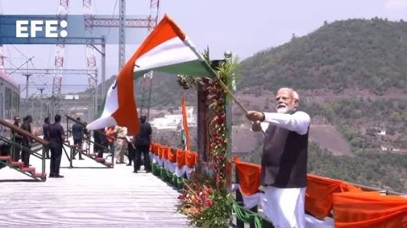 FutureNow2026's tweet photo. @narendramodi Brightful Riad-Show.
Historic Day #Haora /#Calcuta Bridge.
Mr. Modi is a hope bridge between past & Future. https://t.co/hL93goia3R