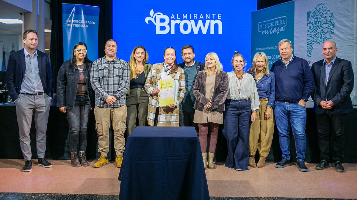CascallaresPJ's tweet photo. Nos dicen que la única forma para resolver las cosas es a través del mercado, pero nosotros junto con @BAProvincia y @escribaniaPBA estamos para garantizar los derechos básicos de los brownianos que no pueden pagar su escritura o acceder a la salud y la educación.

#BrownConVos https://t.co/67I439eHjt