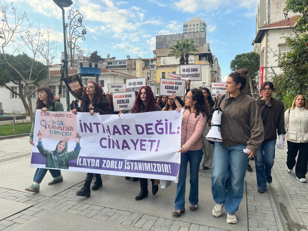 genc_eka's tweet photo. İzmir📍

Polis-devlet iş birliği ile katledilen mücadele dostumuz İlayda için bugün Alsancak sokaklarında, katledilen tüm kadınların isyanını kuşanıp yürüdük!

Yaşasın Genç Kadınların Örgütlü Mücadelesi! https://t.co/PhilEg9mlA