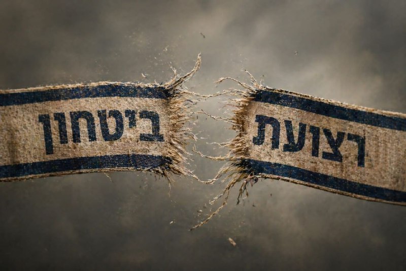 רצועת ביטחון לא מחזיקה מעמד לאורך זמן! 

ראש ממשלת לבנון נואף סלאם אומר לקראת המו״מ עם ישראל שכל הסכם ידרוש נסיגה מוחלטת של צה"ל:״איננו יכולים לחיות עם מה שנקרא אזור החיץ בדרום לבנון״.
והאמת? הוא צודק.

אין שום היגיון באזור חיץ. אזור חיץ הוא לא ריבונות, לא ביטחון ולא עתיד. הוא