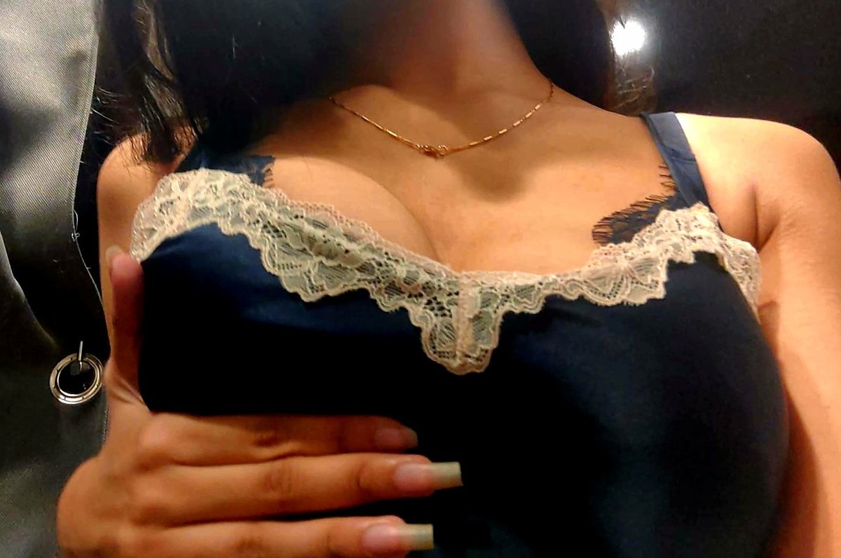 spoiledjasminex's tweet photo. only rich men get to come see this view in the changing rooms 😛😛😛 https://t.co/wEHhzkhnho
