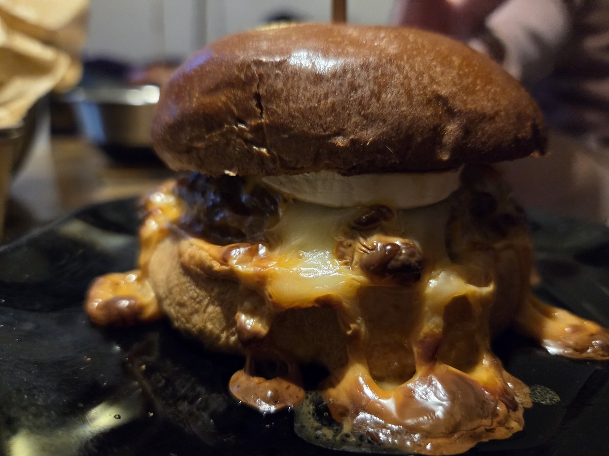 Du coup pour se consoler <a href="/Lovely__Knight/">Fluffynette printanière 🌸🌱❤️‍🔥</a> a fait des burgers 😋