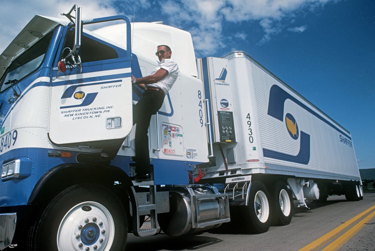 CreteCarrier's tweet image. Let's take a minute to reminisce, with a look back at a Shaffer Trucking photo shoot from days gone by 😊. Not sure when they were taken, but a fun glimpse of a bygone era of trucking. #throwbackthursday #trucking #trucker