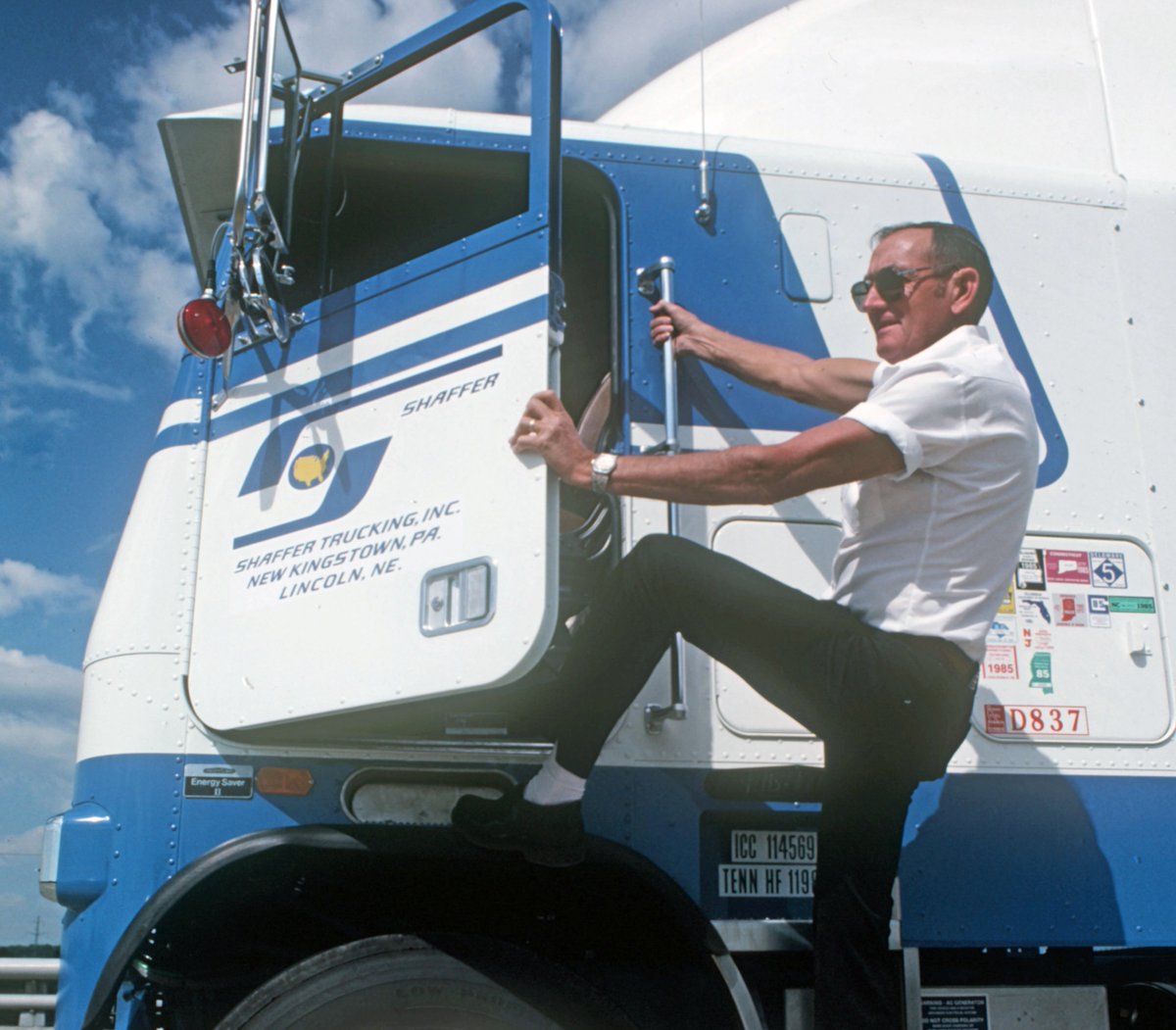 CreteCarrier's tweet image. Let's take a minute to reminisce, with a look back at a Shaffer Trucking photo shoot from days gone by 😊. Not sure when they were taken, but a fun glimpse of a bygone era of trucking. #throwbackthursday #trucking #trucker
