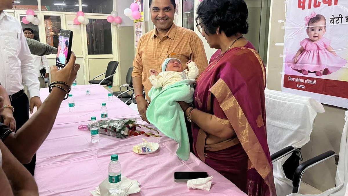 LiveLokwaniNews's tweet image. बागपत में बेटी जन्म पर जश्न: ‘हूटर’ के साथ खुशियां, “बेटी हुई है” लिखी सजी गाड़ियों में नवजातों को घर भेजा गया।
विजया किशोर रहाटकर बोलीं—यह मॉडल देश के लिए मिसाल, बेटी अब बोझ नहीं, गौरव है।

@baghpatpolice
@myogiadityanath
@BagpatDm

#PositiveChange