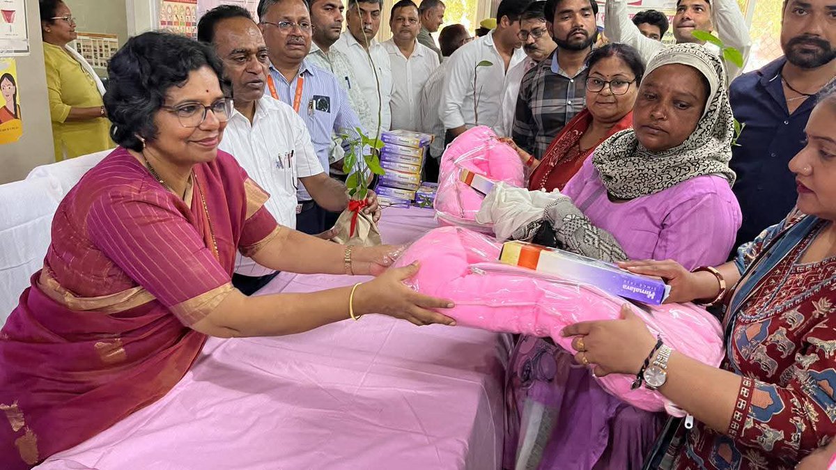 LiveLokwaniNews's tweet image. बागपत में बेटी जन्म पर जश्न: ‘हूटर’ के साथ खुशियां, “बेटी हुई है” लिखी सजी गाड़ियों में नवजातों को घर भेजा गया।
विजया किशोर रहाटकर बोलीं—यह मॉडल देश के लिए मिसाल, बेटी अब बोझ नहीं, गौरव है।

@baghpatpolice
@myogiadityanath
@BagpatDm

#PositiveChange