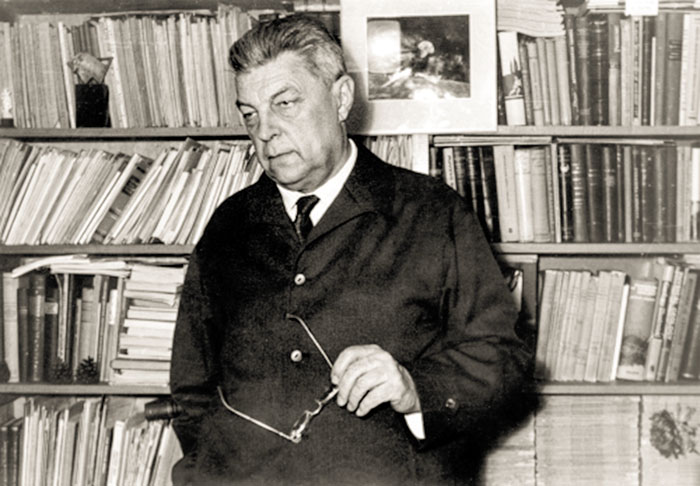 Иван Ефремов воплощал коммунистическую идеологию на страницах своих фантастических романов,чем содействовал свершению поистине духовного чуда, когда люди стали мечтать не о личной выгоде,не о шкурнических интересах,а о том, как принести побольше пользы всем разумным цивилизациям.