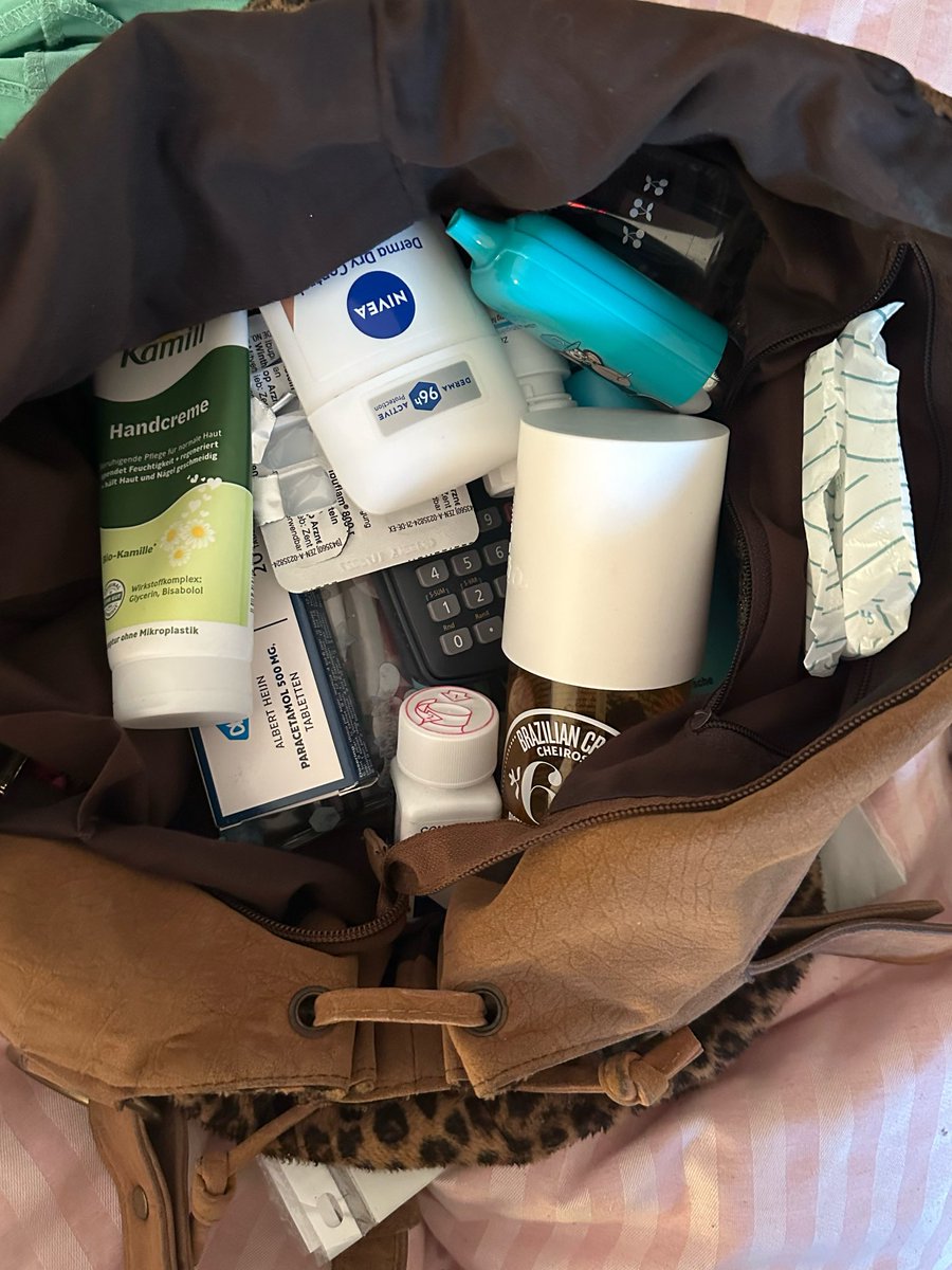 elwqxx's tweet image. Schoolbag reveal #school