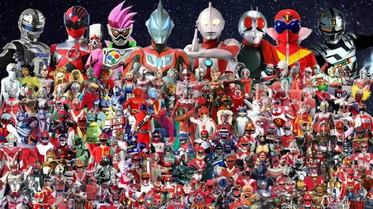 A Marvel e Dc poderiam aprender mais com os Tokusatsus!
Onde ao invés de história sem fim onde os personagems nunca podem sair do Status quo, cada nova geração tem seus heróis diferentes, com histórias novas e novos personagens, mas que continuam o Legado dos antigos heróis!