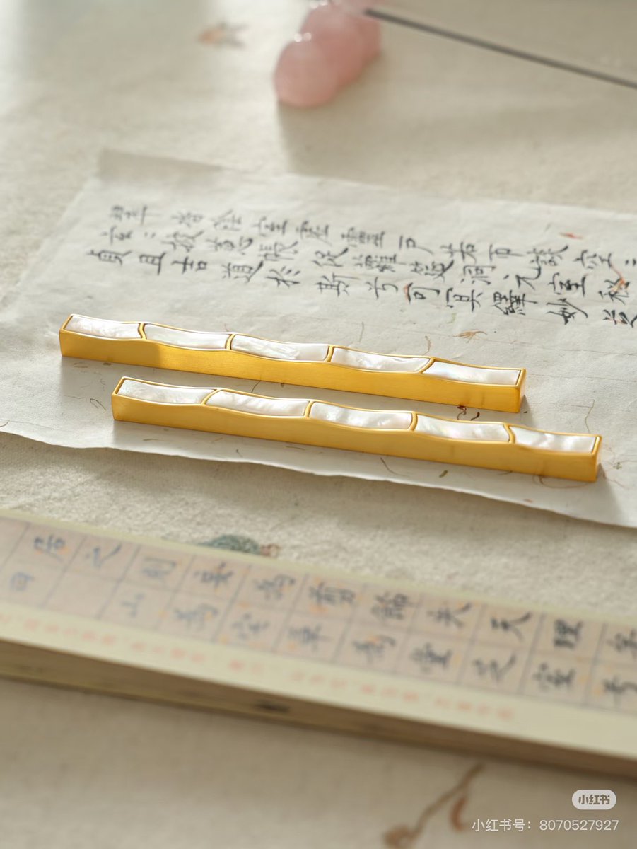 CcEva_'s tweet image. #案頭上的中式美學 

鎮紙/zhènzhǐ/paperweight is a traditional Chinese desk ornament. Made of stone, jade or metal, it presses calligraphy and painting paper flat. It combines practical use with artistic beauty.

#ChineseArt 
#traditionalart