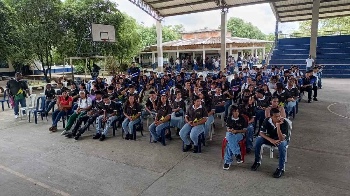 ICETEX's tweet image. Estamos en el corregimiento de #Currulao, en #Turbo, en la 'Feria de Oportunidades', compartiendo con los/las estudiantes y padres de familia, las oportunidades que brinda el #ICETEX para acceder a la educación superior. #QueLoPrimeroSeaEstudiar ✍️🇨🇴