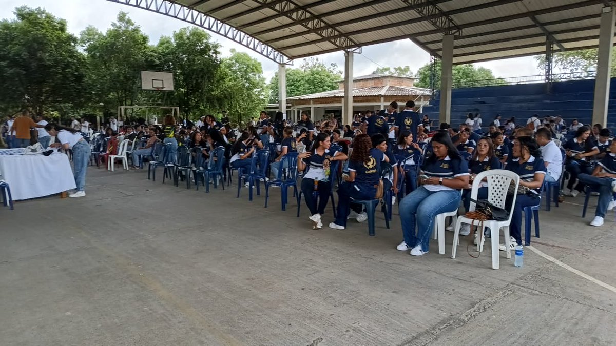 ICETEX's tweet image. Estamos en el corregimiento de #Currulao, en #Turbo, en la 'Feria de Oportunidades', compartiendo con los/las estudiantes y padres de familia, las oportunidades que brinda el #ICETEX para acceder a la educación superior. #QueLoPrimeroSeaEstudiar ✍️🇨🇴