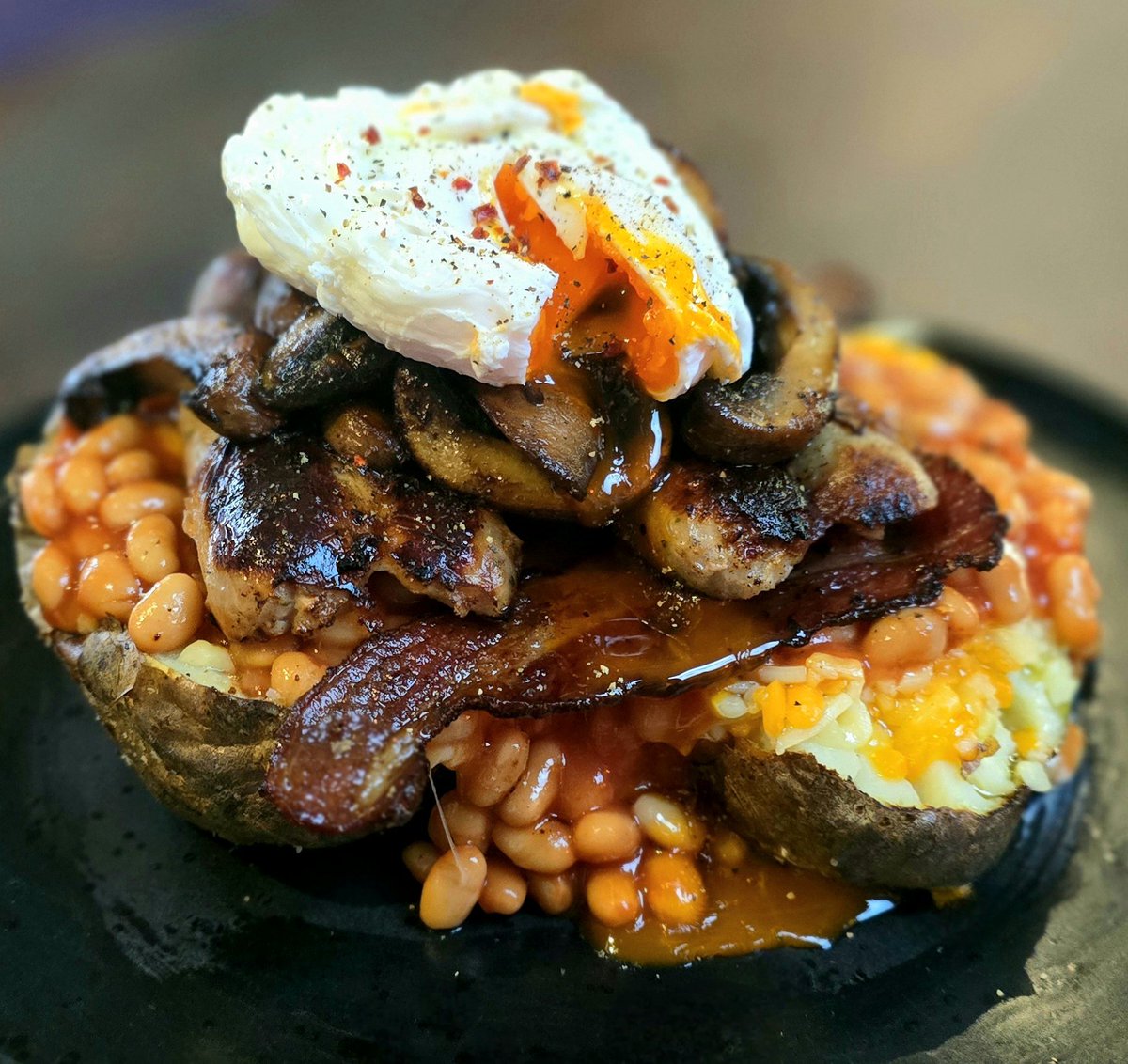 DeanoBacherro's tweet image. Easy one tonight. Fully loaded jacket potato. Shredded four cheese mix, baked beans, black treacle cured bacon slices, Lincolnshire sausages, chestnut mushrooms, and a poached egg 😎 #dinner #jacketpotato #tasty #foodpic #showyourfood