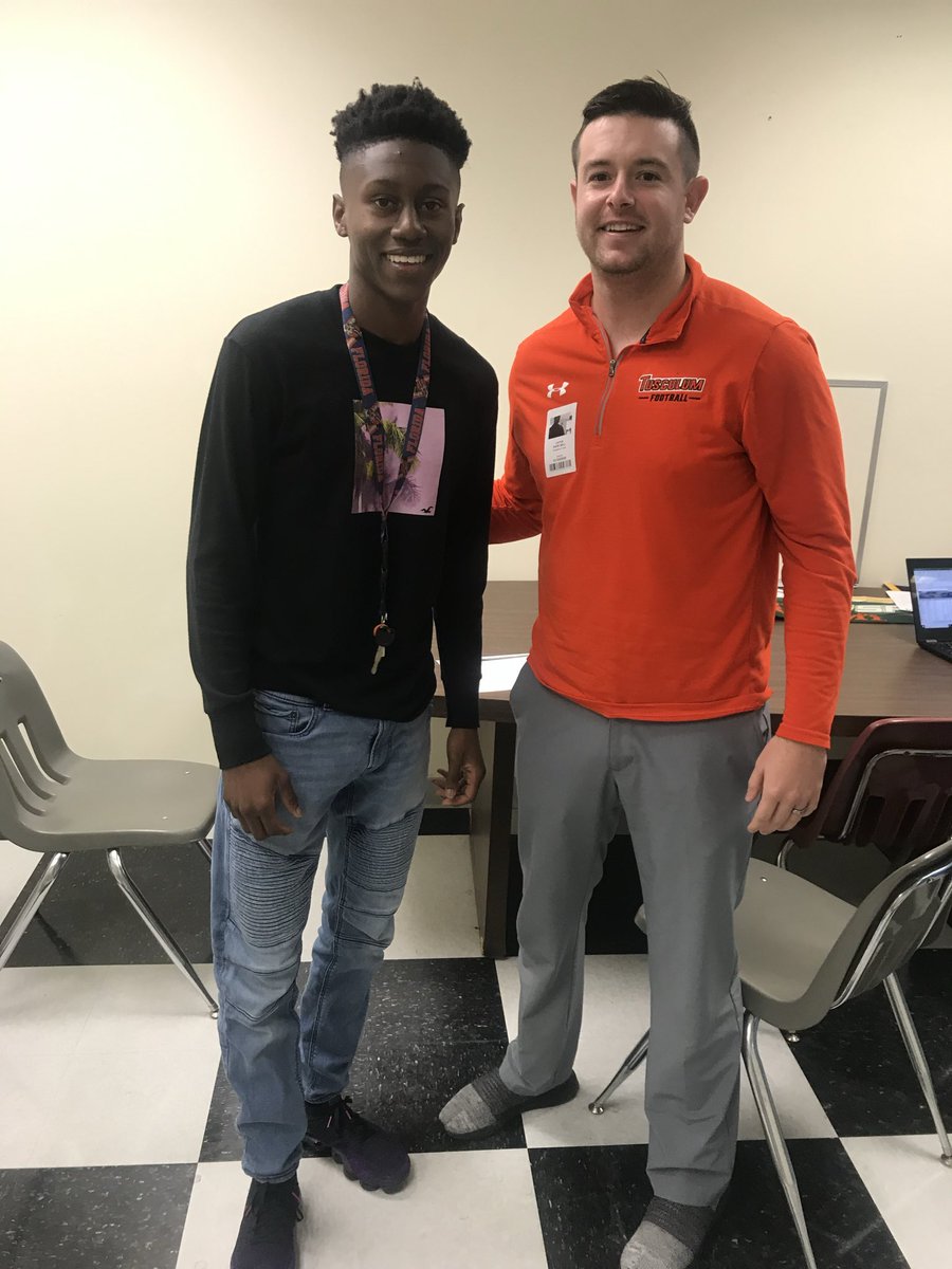 Kb1Raw's tweet image. Loved being a small part of these 2 journeys and the type of young men they are now! Excited to see what’s next and the stories they are writing! 💯🤟🤝 #DontForgetIt #Love #BottomOfTheMap #HTG #PlayFastScoreFaster 🚦3️⃣0️⃣5️⃣ / 9️⃣5️⃣4️⃣