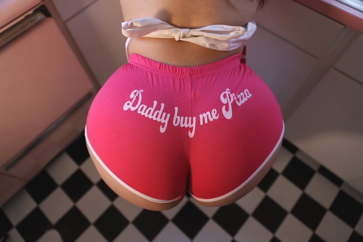 pizzagangxo's tweet photo. CLOSING DOWN SHOP 🍑🍕

Grab what you can while it last … had a good run 🤌🏻 https://t.co/9WEa9ATybp