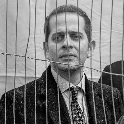 آقا بنده به عنوان یک پادشاهی خواه، چجوری باید به گوش شاه برسونم که این دو تا نفوذی و دوزاری و بی مصرف هستند؟ من خیلی عصبانیم! خیلی! اگر رنگ نبود، و چیز دیگری بود، الان وضعیت یک ملت چی میشد؟
هر چی بدبختی از زمان انقلاب مهسا داریم میکشیم زیر سر این دو تا دلقک بوده و هست!