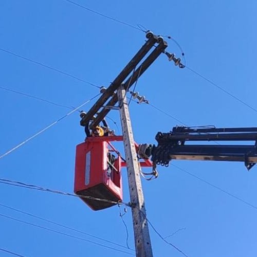 CGE_Clientes's tweet photo. Nuestras brigadas 👷🏻‍ realizan trabajos de mejoramiento de la infraestructura eléctrica en el sector de Mallarauco, en la comuna de #Melipilla. Estas labores benefician la continuidad del suministro eléctrico ⚡ #PlanInviernoCGE https://t.co/vGaz550PcW