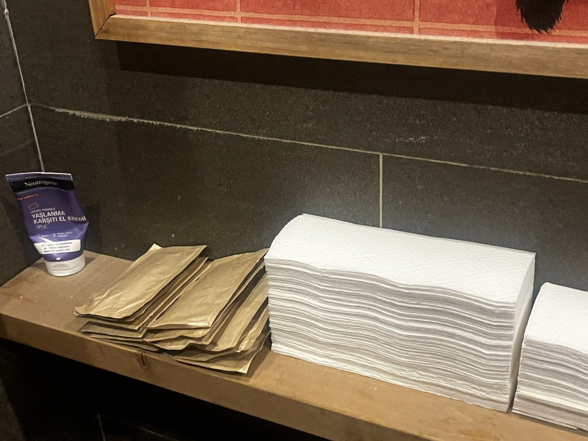 Mükemmel bir cafe keşfettim. Sırf 31 çekelim diye krem falan bırakmışlar 👏🏻👏🏻👏🏻👏🏻
