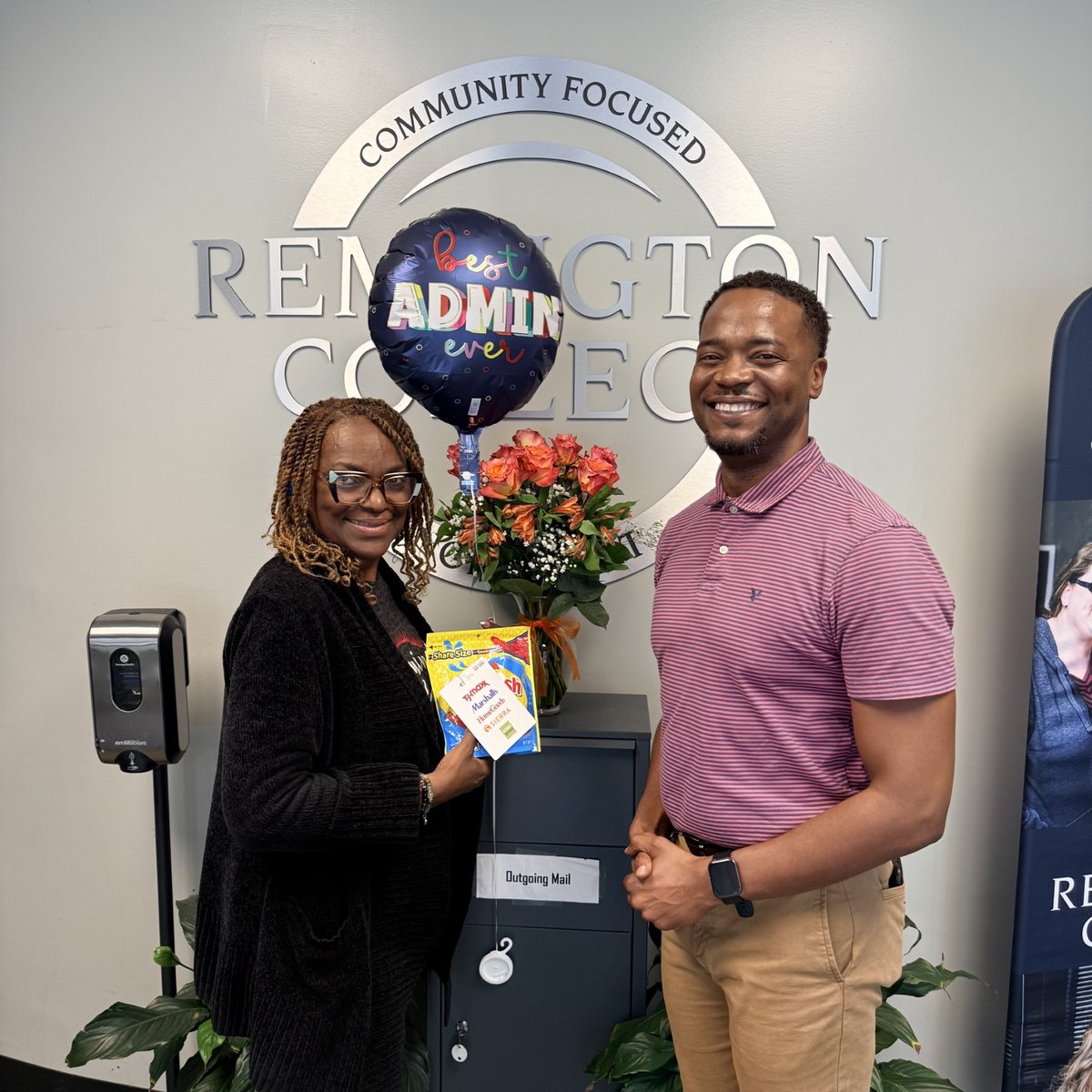 RemingtonEDU's tweet image. 🌟 We celebrated Administrative Professionals Day for Mrs. Concheater Ross at Remington College- Mobile Campus. #remingtoncollege #Mobile