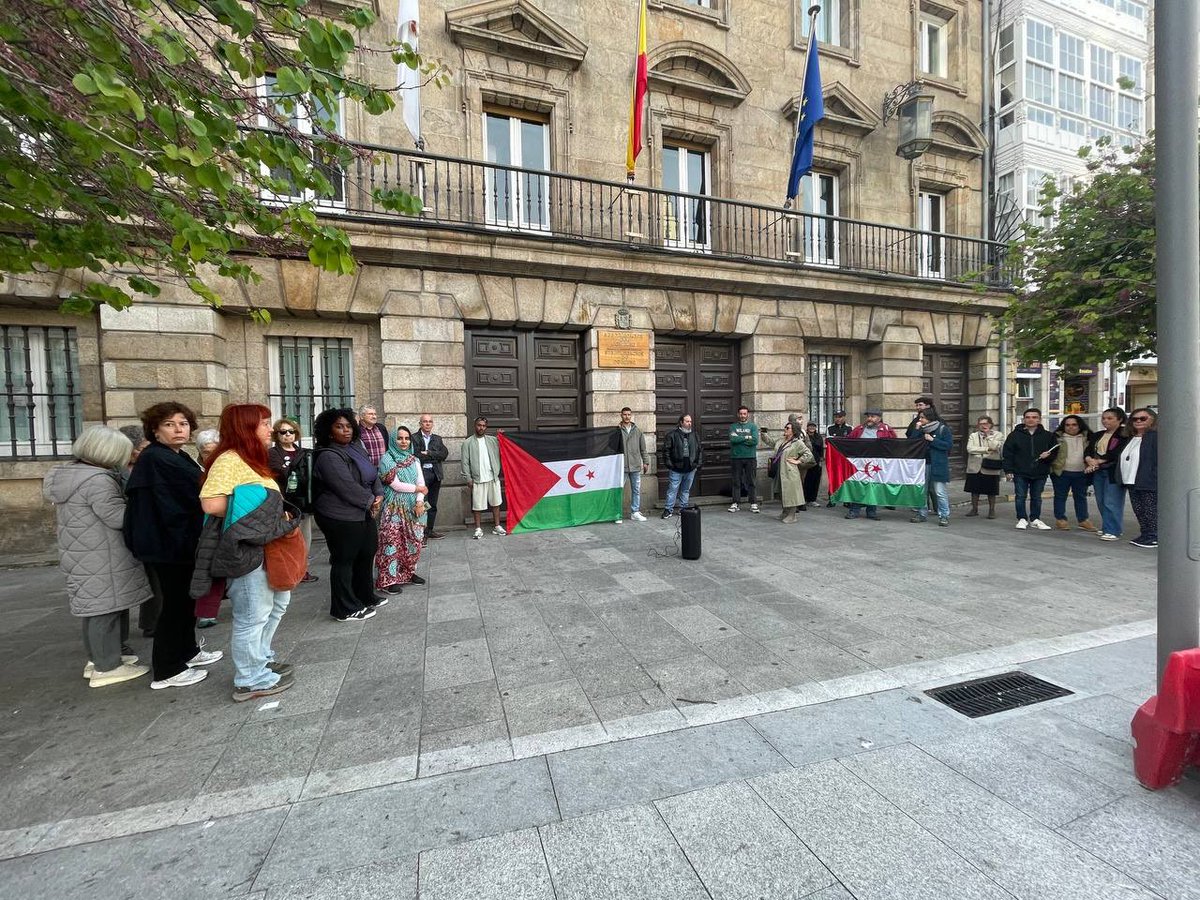 PodemosCoruna's tweet photo. Hoxe apoiando á comunidade saharaui pola situación de exilio e desarraigamento. 

Entre as súas reivindicacións sinalamos o recoñecemento explícito das persoas saharauís apátridas dentro dos
procesos de regularización. 

Pola regularización sen exclusións. Sahara libre!✊ https://t.co/9tPmhzDkM0