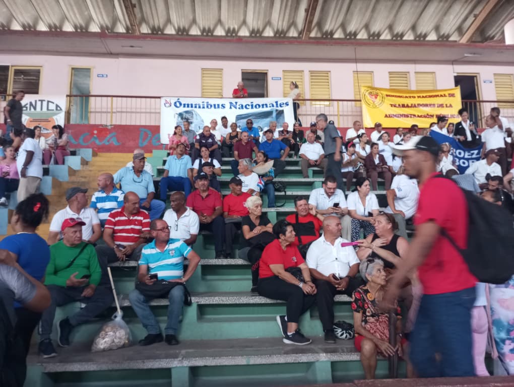 ODptss's tweet photo. Trabajadores del #TransportEspirituano puentes en la Sala Yara en ocasión del desfile por el #1roMayo 
#LaPatriaSeDefiende 
#SanctiSpíritusEnMarcha
@DeivyPrezMartn1 https://t.co/Y1JuDp3odK