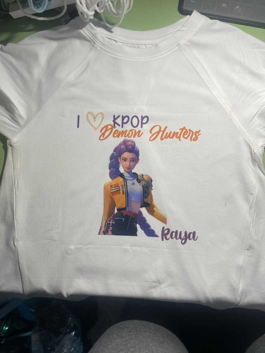 _kycreal's tweet photo. Using this page for art again 🐝🌈🧦👚 https://t.co/aQam5ov0Qj