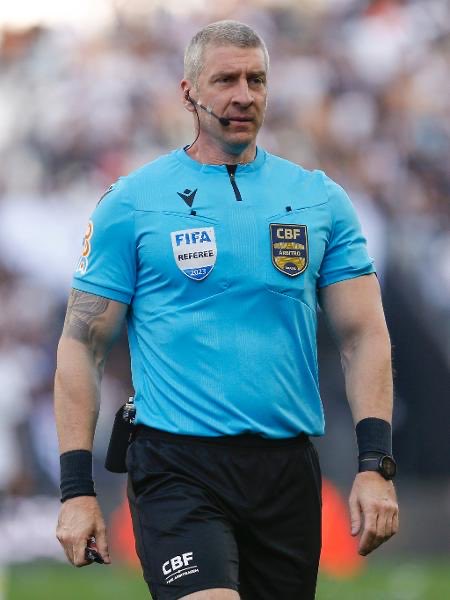 Brasil inteiro está revoltado com os “erros” da arbitragem, o assunto repercute no país inteiro… e sabe o que vai acontecer? Nada. O time já foi prejudicado e ficou por isso mesmo.

Contra o São Paulo, o mesmo árbitro não expulsou o Marcos Antônio.

Sabe oq aconteceu? NADA!!!