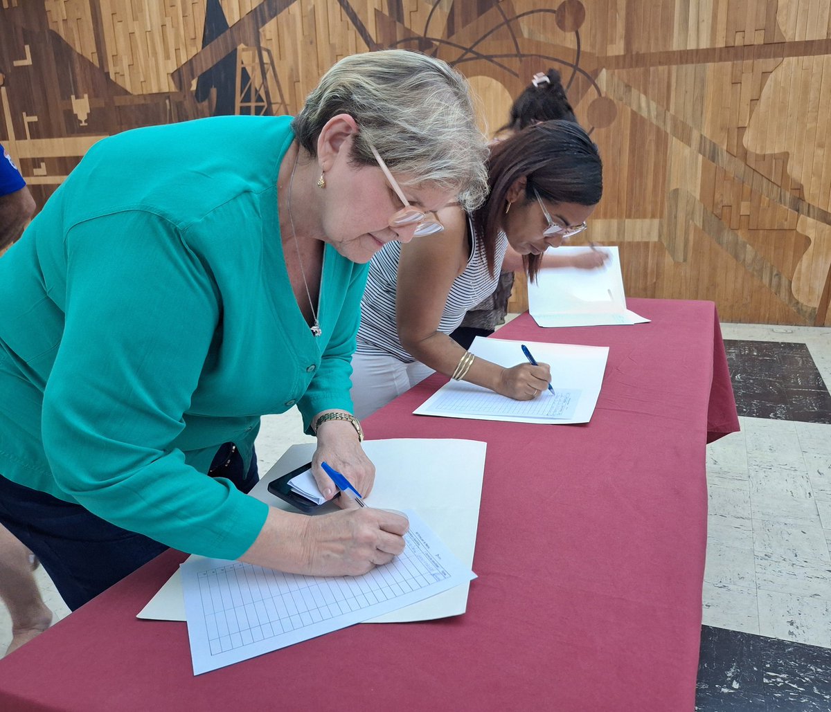 OSDE_UNE's tweet photo. #MiFirmaPorLaPatria || Trabajadores de la Unión Eléctrica reafirmamos hoy, a través de nuestras firmas, el apoyo a la Revolución Cubana.

No cederemos ante amenazas, ni ante el bloqueo genocida, ni a posibles ataques. La paz no se negocia. #CubaEstáFirme https://t.co/ugmMqorVdj