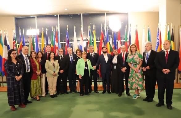 Esto fue en la <a href="/ONU_es/">Naciones Unidas</a> el año pasado, cuando Chile, representado por el Presidente de la República y el Presidente del <a href="/Senado_Chile/">Senado Chile</a>, presentó formalmente a la Asamblea General la candidatura de Michelle Bachelet como Secretaria General de <a href="/UN/">United Nations</a>. Estábamos parlamentarios de todos