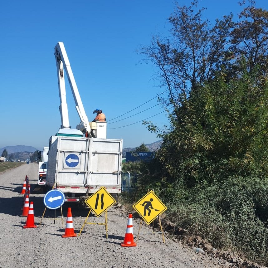 CGE_Clientes's tweet photo. Nuestras brigadas 👷🏻‍♂️ realizan trabajos de despeje de vegetación cercana a líneas eléctricas en el sector Panquehue, en la comuna de #Rengo. Estas labores benefician la continuidad del suministro eléctrico ⚡ #PlanInviernoCGE https://t.co/PX4ct1ZmwS