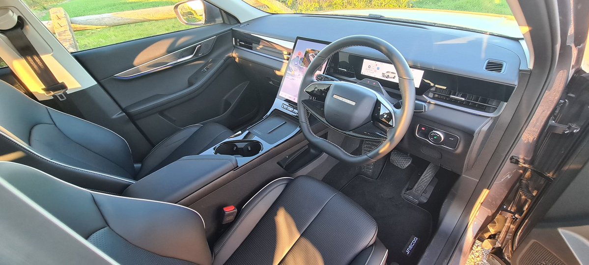 MttRbnsn's tweet image. While I was down in Oxon, I switched the lamentable #J7 for this smaller, ICE-powered #Jaecoo5 #Luxury, from £28,050 as tested.

It's a long, LONG way from perfect, but ride comfort, steering, rolling refinement and interior ergonomics all markedly better than the #Jaecoo7.