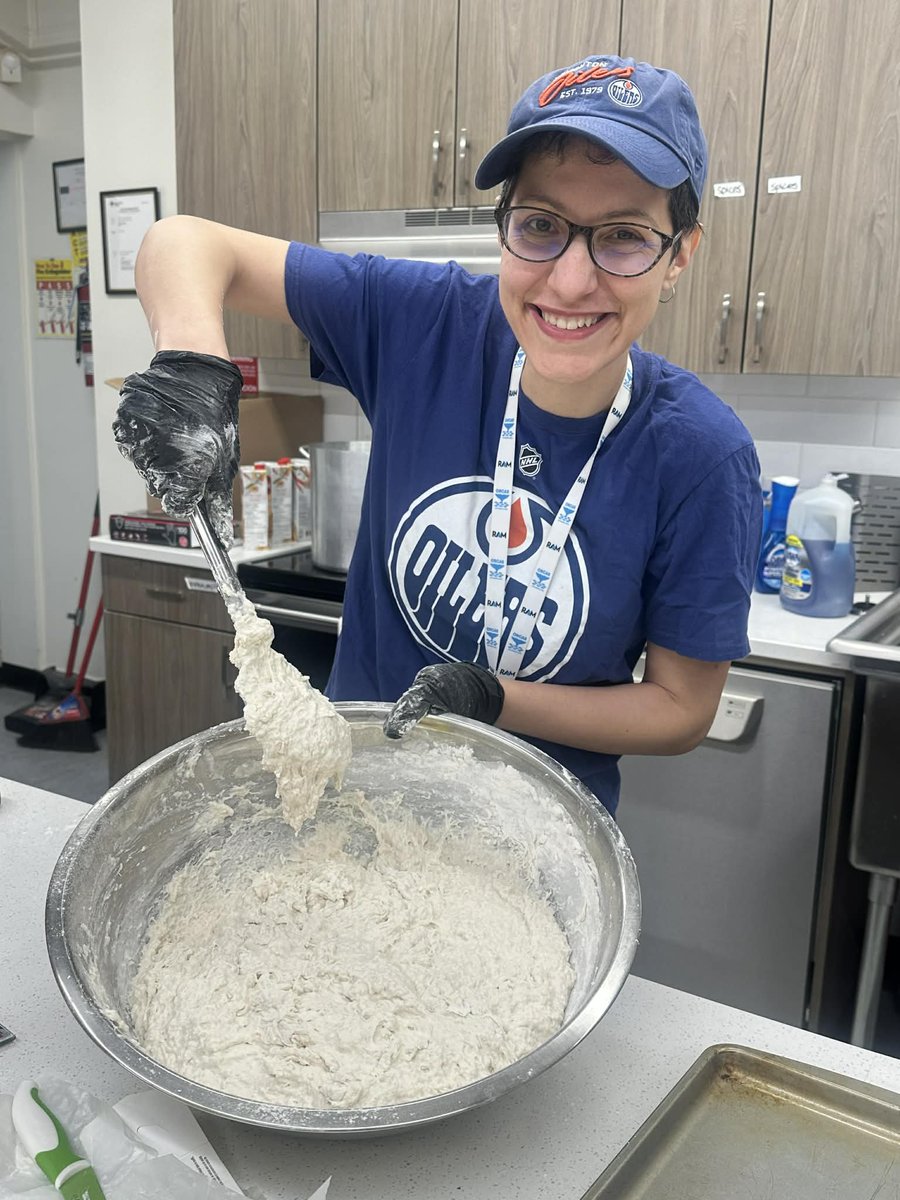 ritakml's tweet image. Every couple weeks, at work, a program makes soup and bannock to feed 100+ people in the community. This time it was my team's turn, I got to learn how to make baked bannock. It was such an immersive cultural experience! #yeg