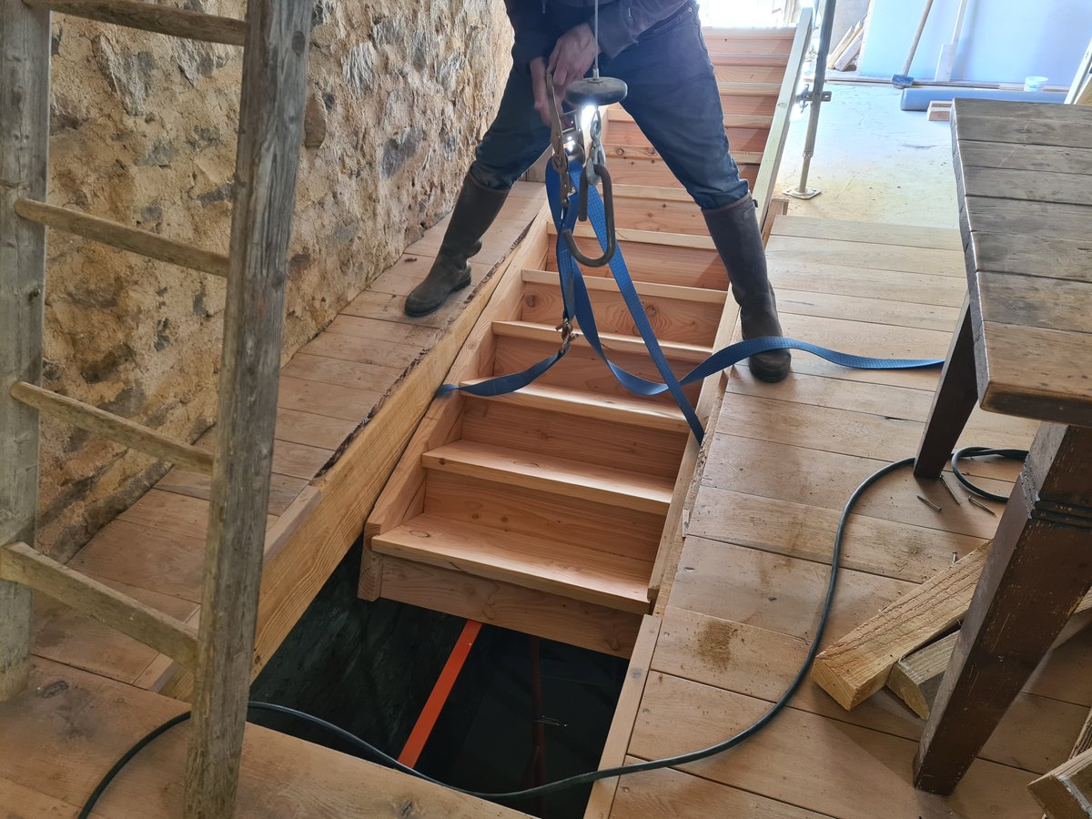 Heerlijkheyd's tweet image. Yes, hij zit op z'n plaats! Vanmiddag heel rustig en goed nadenkend de trap geplaatst. Op zolder, boven de twee trapgaten hing nog een kabeltakel en die hebben we gebruikt om niet te hoeven tillen...😊
#verbouwtweet #Frankrijk #trap