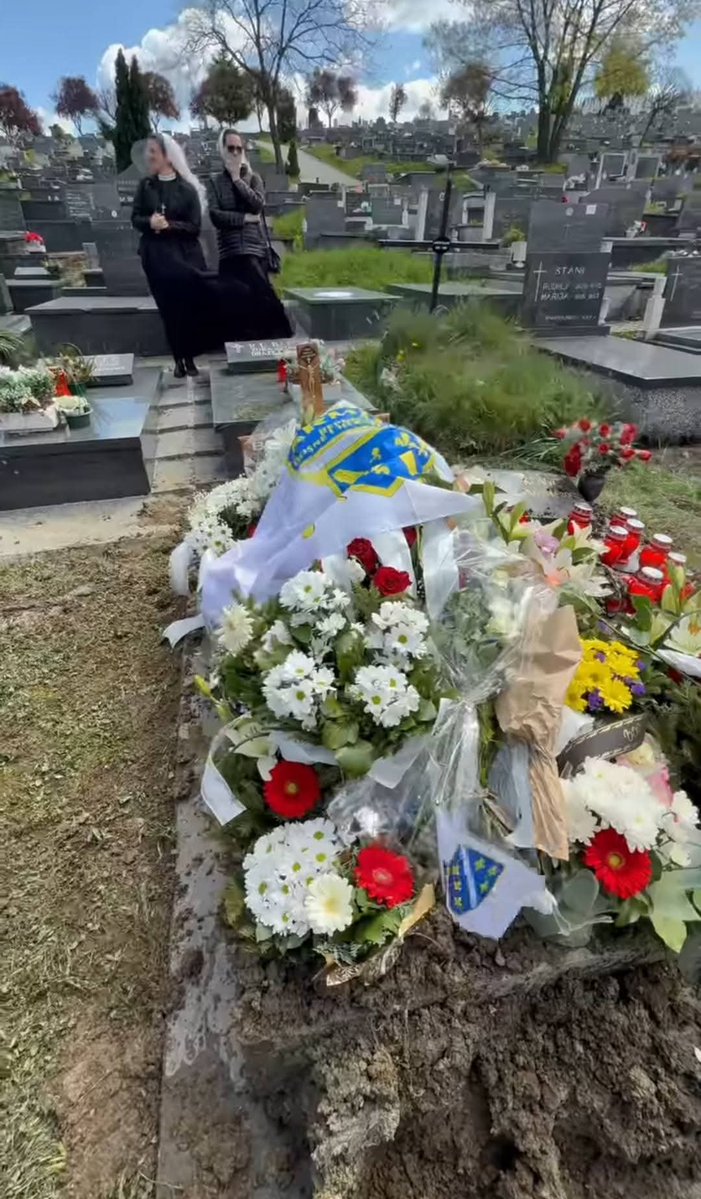 Ljiljani na grobu heroja Borisa Rajkovića koji je danas sahranjen na Gradskom groblju #Bare u
#Sarajevo 
Neka je vječna slava i hvala heroju #ArmijeRBiH 

radiosarajevo.ba/metromahala/te…

<a href="/SniperAlleyPhot/">SniperAlley.Photo</a> <a href="/radiosarajevo/">Radio Sarajevo</a>