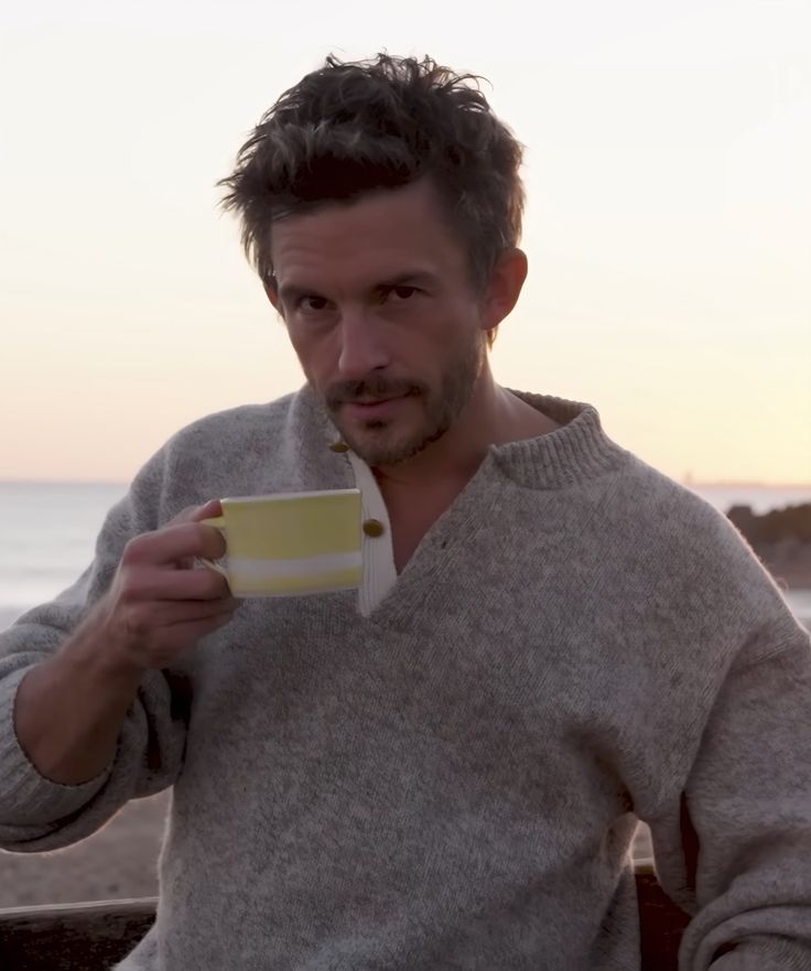 sugarNspiceATN's tweet image. A cuppa, the beach, and Jonny – couldn't think of a better day!
#Jonathanbailey