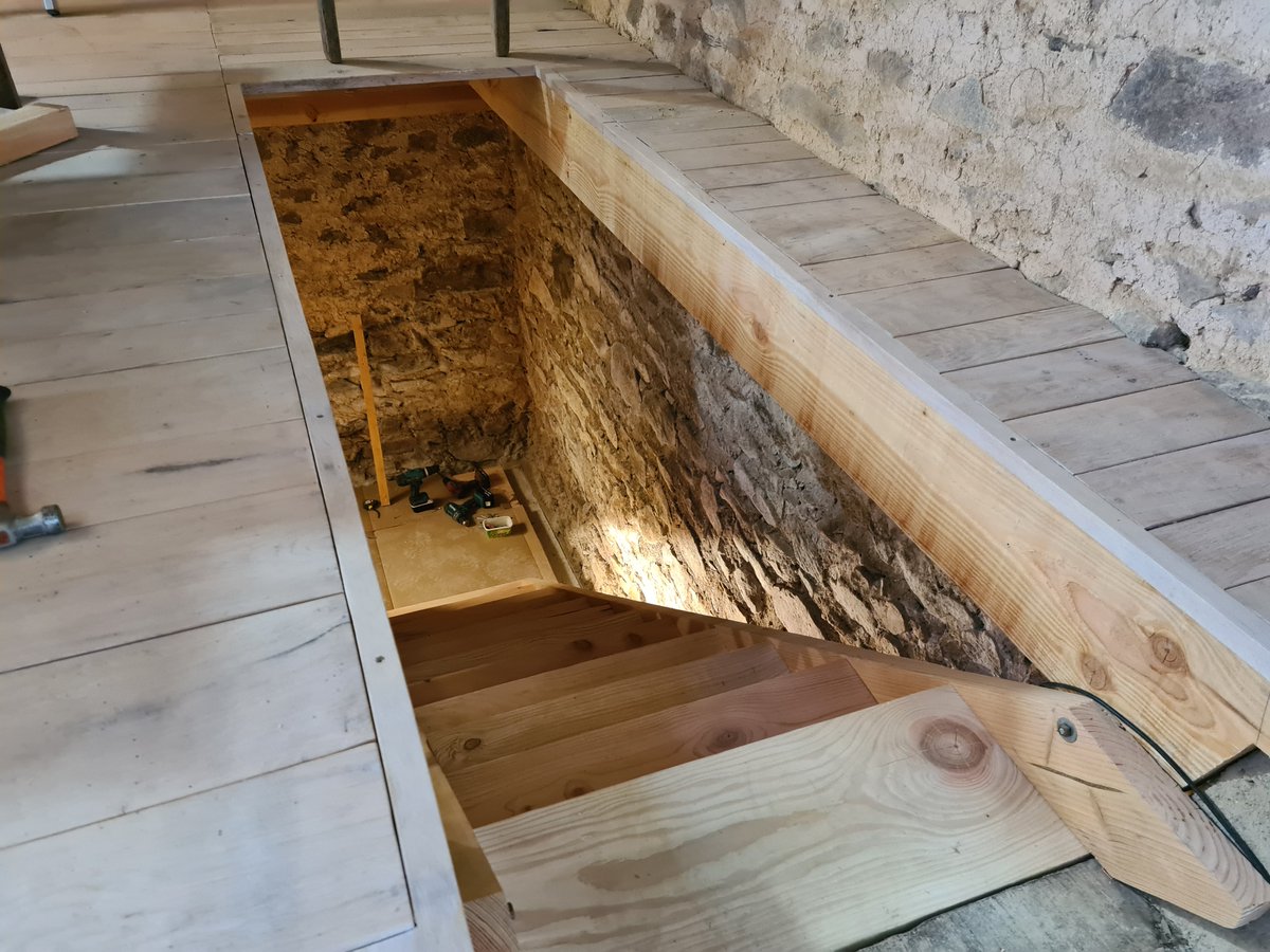 Heerlijkheyd's tweet image. Yes, hij zit op z'n plaats! Vanmiddag heel rustig en goed nadenkend de trap geplaatst. Op zolder, boven de twee trapgaten hing nog een kabeltakel en die hebben we gebruikt om niet te hoeven tillen...😊
#verbouwtweet #Frankrijk #trap