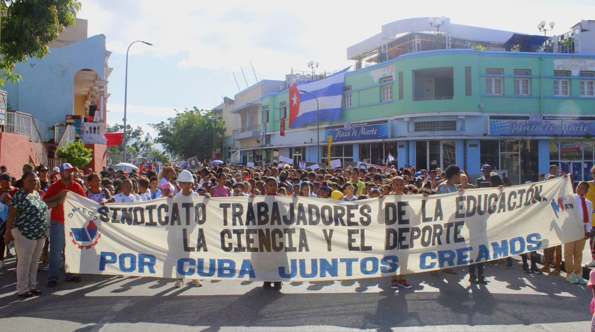 Hermoso, emotivo e inspirador desfile infantil por el Primero de Mayo en #SantiagoDeCuba. Con Fidel en cada aula nuestros educandos ratifican que #LaPatriaSeDefiende y que #PorCubaJuntosCreamos <a href="/CubaMined/">MINED</a> <a href="/dpestgo/">DGE Santiago de Cuba</a> <a href="/Gob_StgoDeCuba/">Gobierno Provincial de Santiago de Cuba</a>