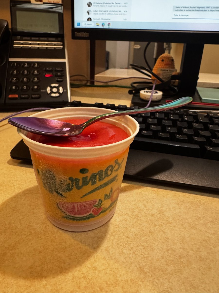 Hope_Fl0ats's tweet image. This Thursday has been good. Thank you Lord. #DíaDelLibro #selfie #explore 🍒🍳☕️ get it #sexy red icyyy - my coworker told me to add that in cause I would neva