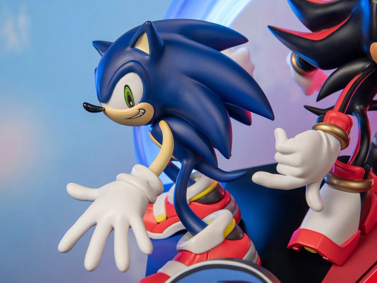 IGNDeals's tweet photo. First4Figures Sonic Adventure 2 Sonic &amp; Shadow Definitive Edition statue went up for preorder today for $639.99, a $35 discount from MSRP. Comes out Q1 2027. Look at that thing. It's awesome. https://t.co/0avpQFa1JJ #ad https://t.co/vlFPt6ufID