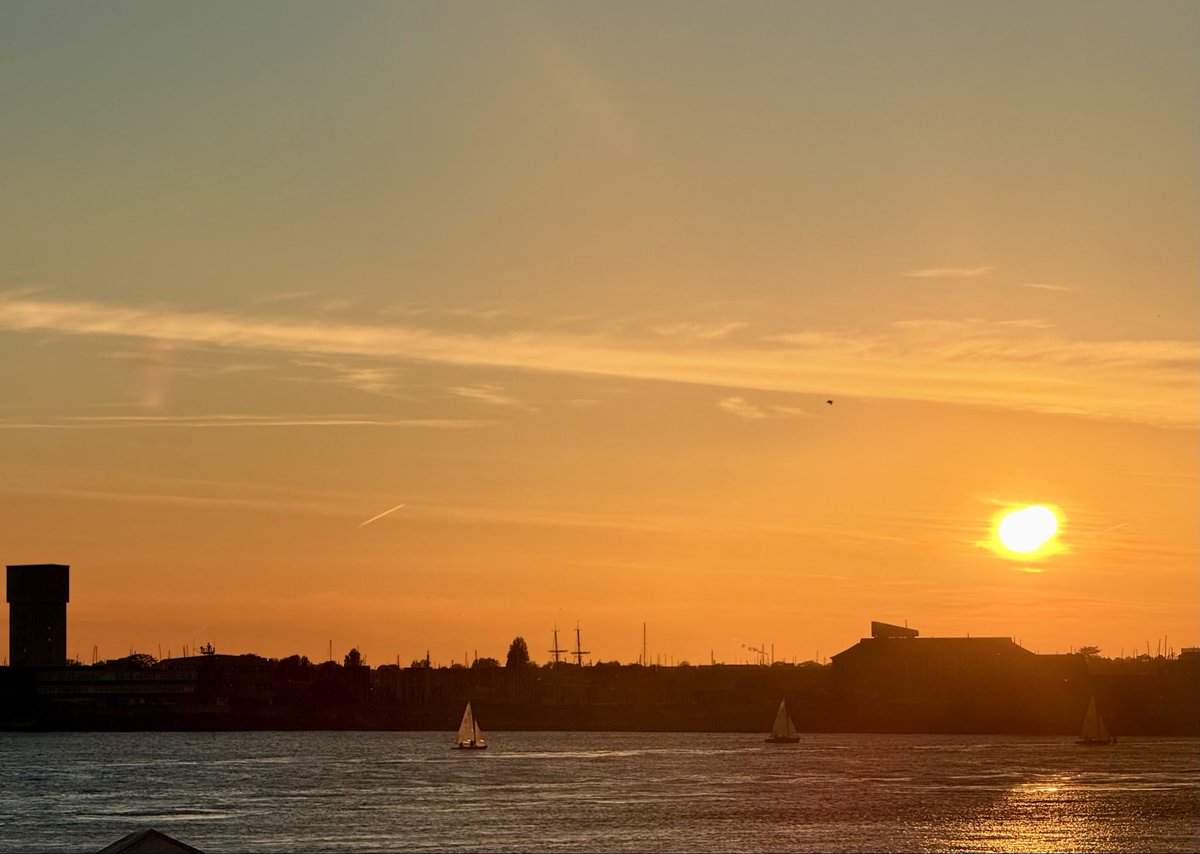 Steveontour2's tweet image. Sunset over the Solent great time for a sail. #Portsmouth #UsualSeagull.