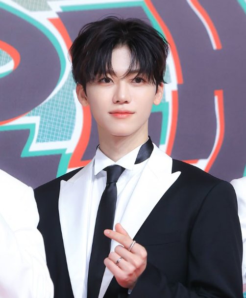 Jaemin was the first person Jeno saw on his birthday, because they happened to be together when it struck 12 o'clock.