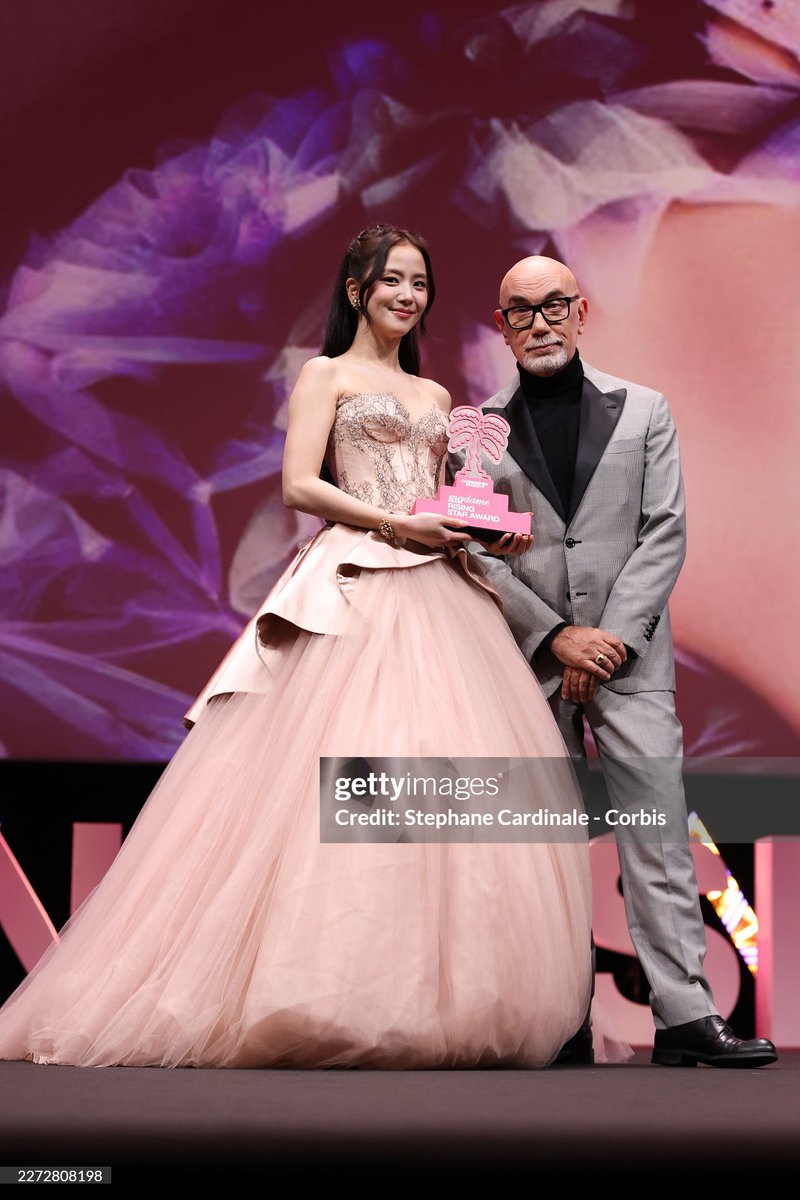 TheePopCore's tweet photo. JISOO looks radiantly elegant and stunning receiving her Cannes Award at #CANNESERIES. https://t.co/se2LLVEEZi
